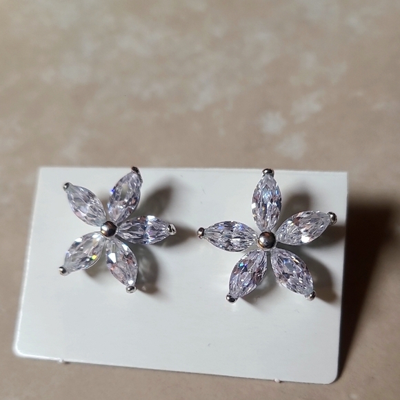 Vintage Silver Floral Earrings with Teardrop Stones - Picture 5 of 16